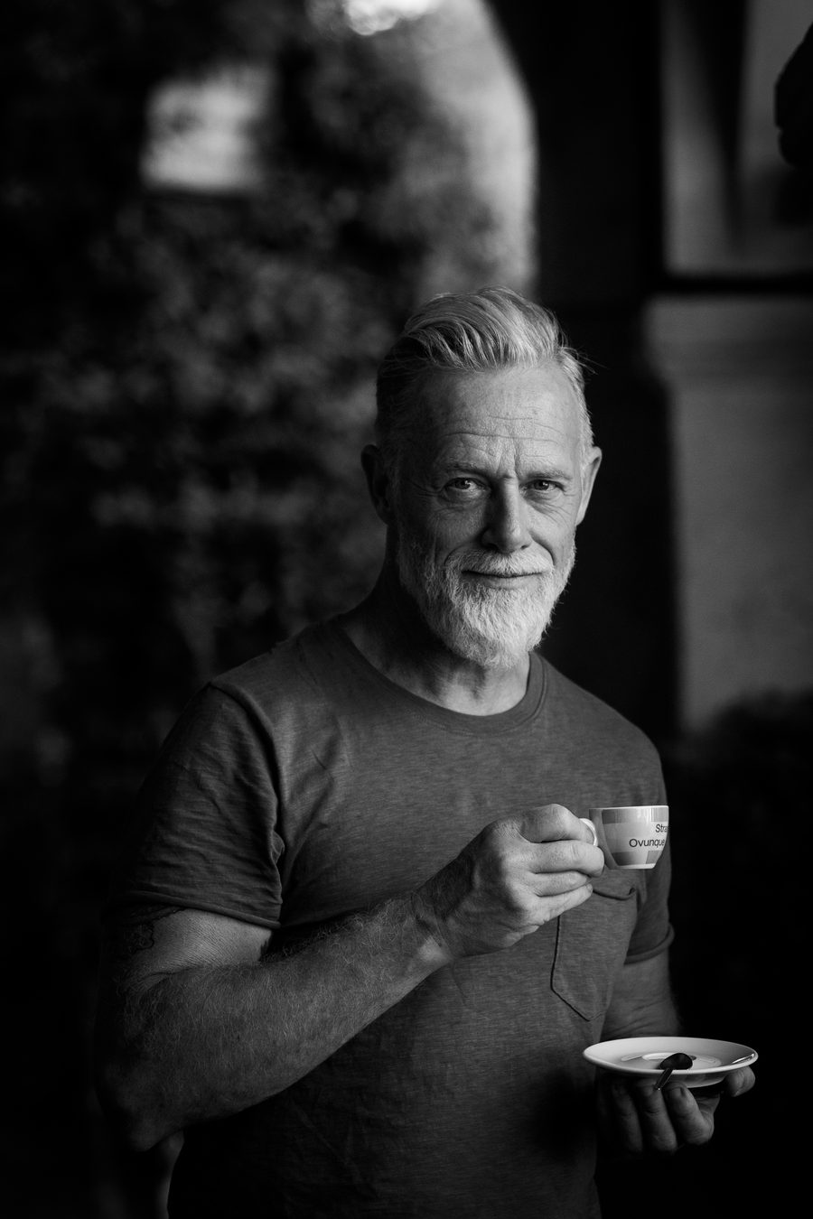Torbjörn Hellmouth i svartvitt, med en espressokopp i handen, i ett dunkelt rum.